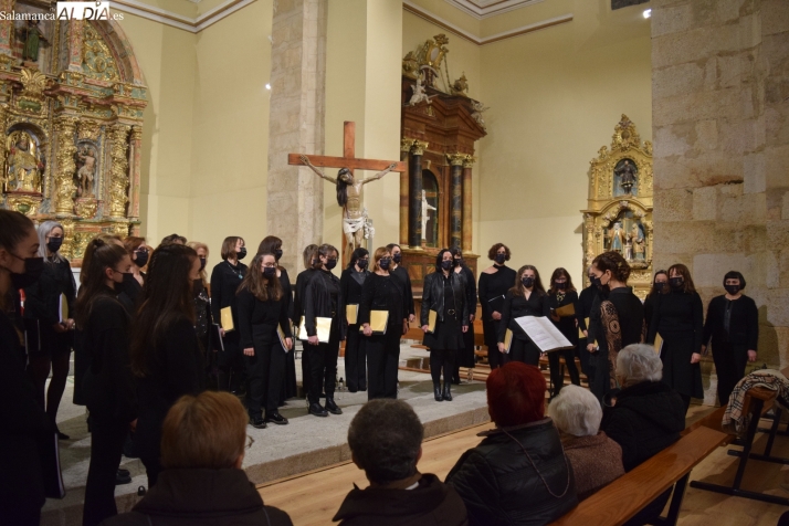 El coro Kyria abre la Navidad con un pregón y un concierto en la renovada iglesia de San Pedro