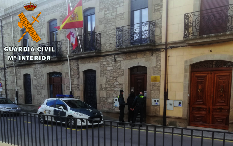 Imagen de la Guardia Civil con los detenidos entrando en el Juzgado de Vitigudino / FOTO: G.C.