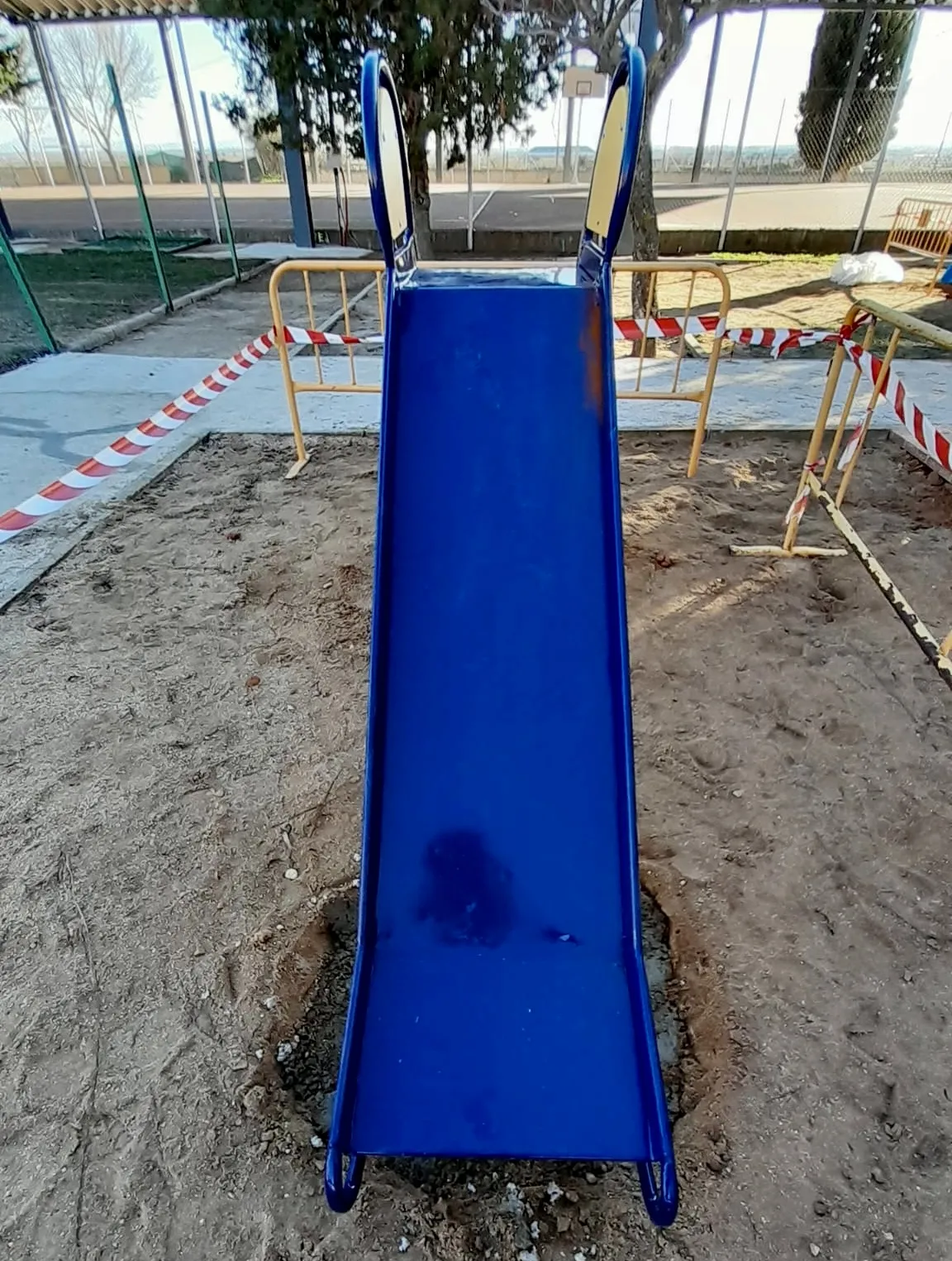 Foto 3 - Aldearrubia invierte 4.000 euros en la mejora del parque de juegos en las escuelas