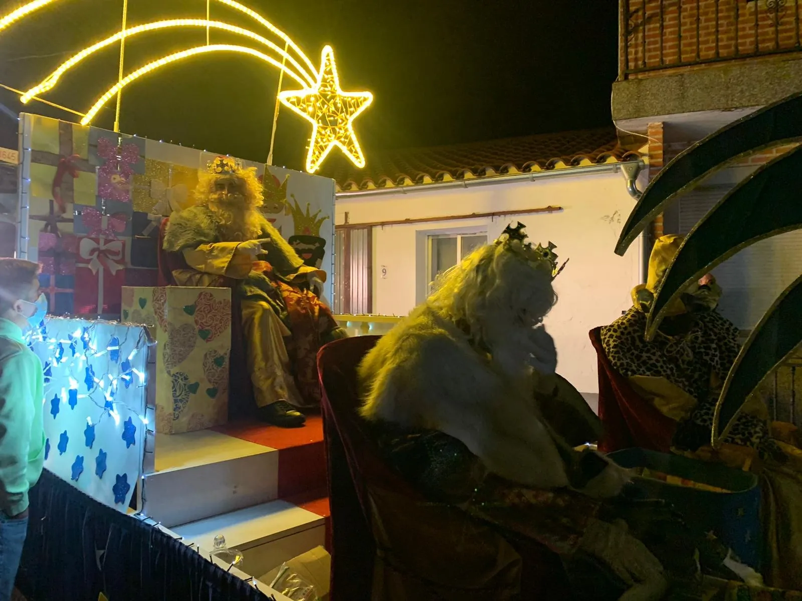 Foto 11 - Alegr&iacute;a tras la lluvia para recibir a los Reyes Magos en una animada Cabalgata en Villoria