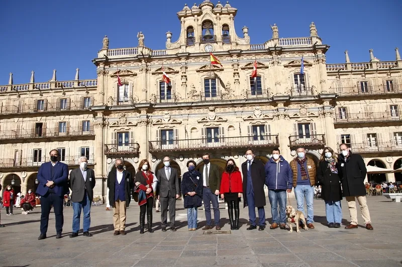 Foto 10 - Pablo Casado, solicitado para multitud de fotograf&iacute;as en su paseo de Salamanca