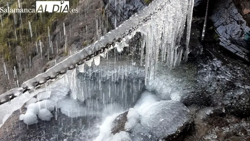 Imagen de las aguas heladas de la Cascada del Pinero en Masueco