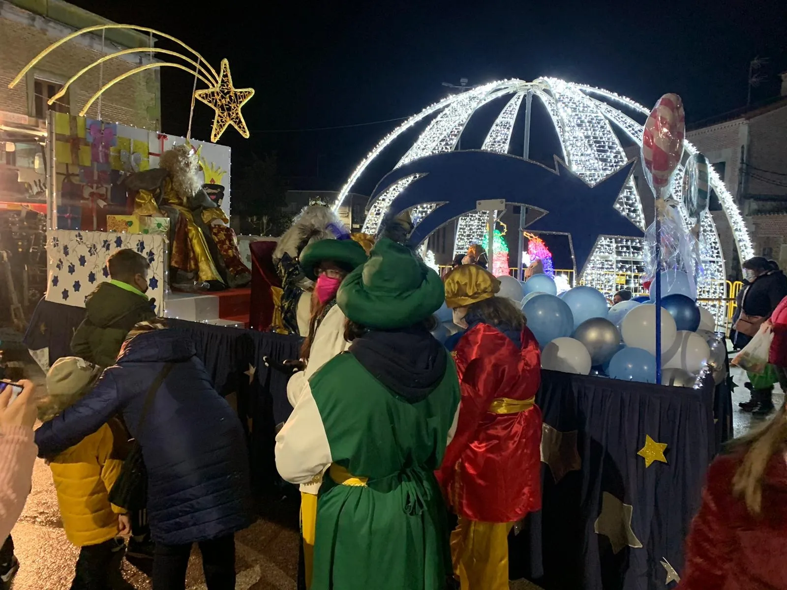 Foto 10 - Alegr&iacute;a tras la lluvia para recibir a los Reyes Magos en una animada Cabalgata en Villoria