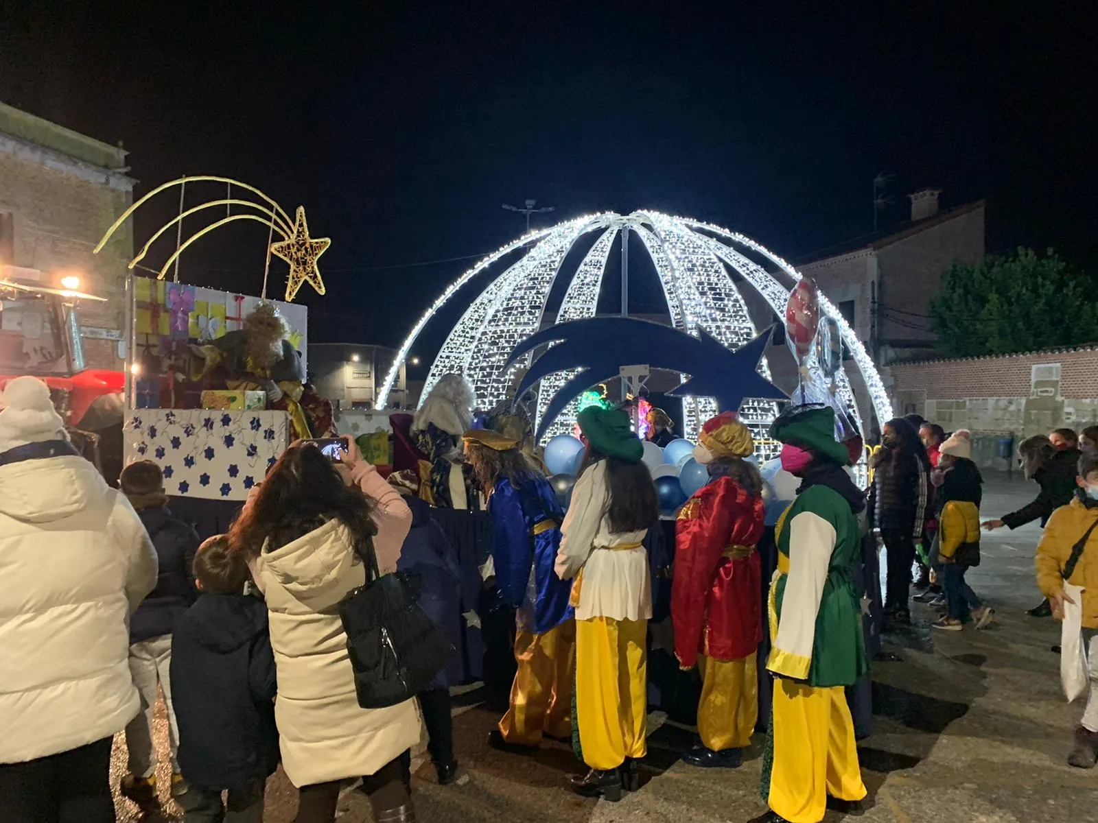 Foto 9 - Alegr&iacute;a tras la lluvia para recibir a los Reyes Magos en una animada Cabalgata en Villoria