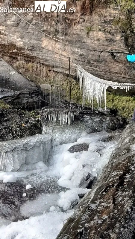 Imagen de las aguas heladas de la Cascada del Pinero en Masueco