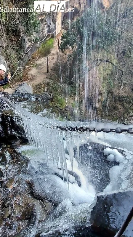 Imagen de las aguas heladas de la Cascada del Pinero en Masueco