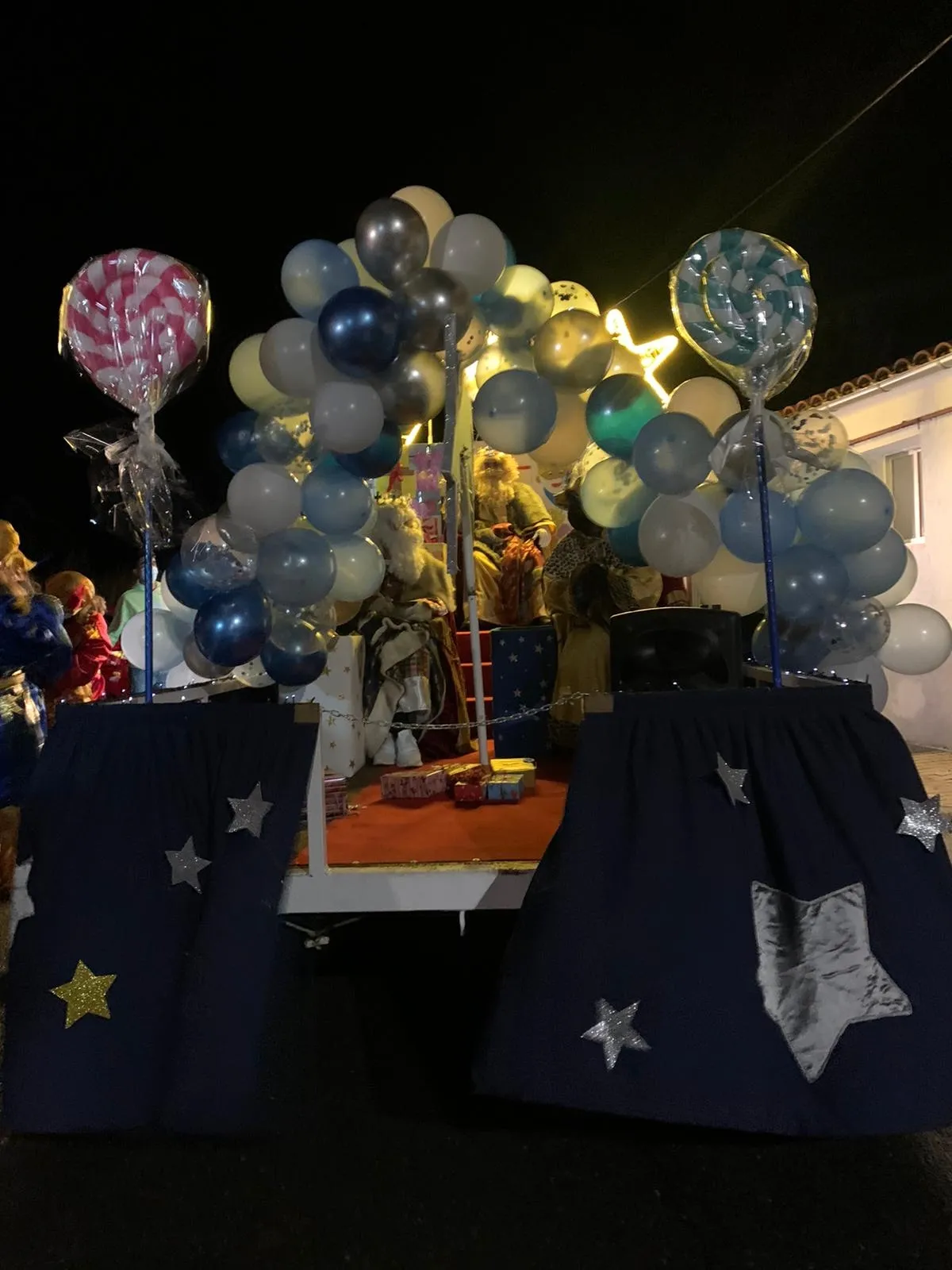 Foto 7 - Alegr&iacute;a tras la lluvia para recibir a los Reyes Magos en una animada Cabalgata en Villoria
