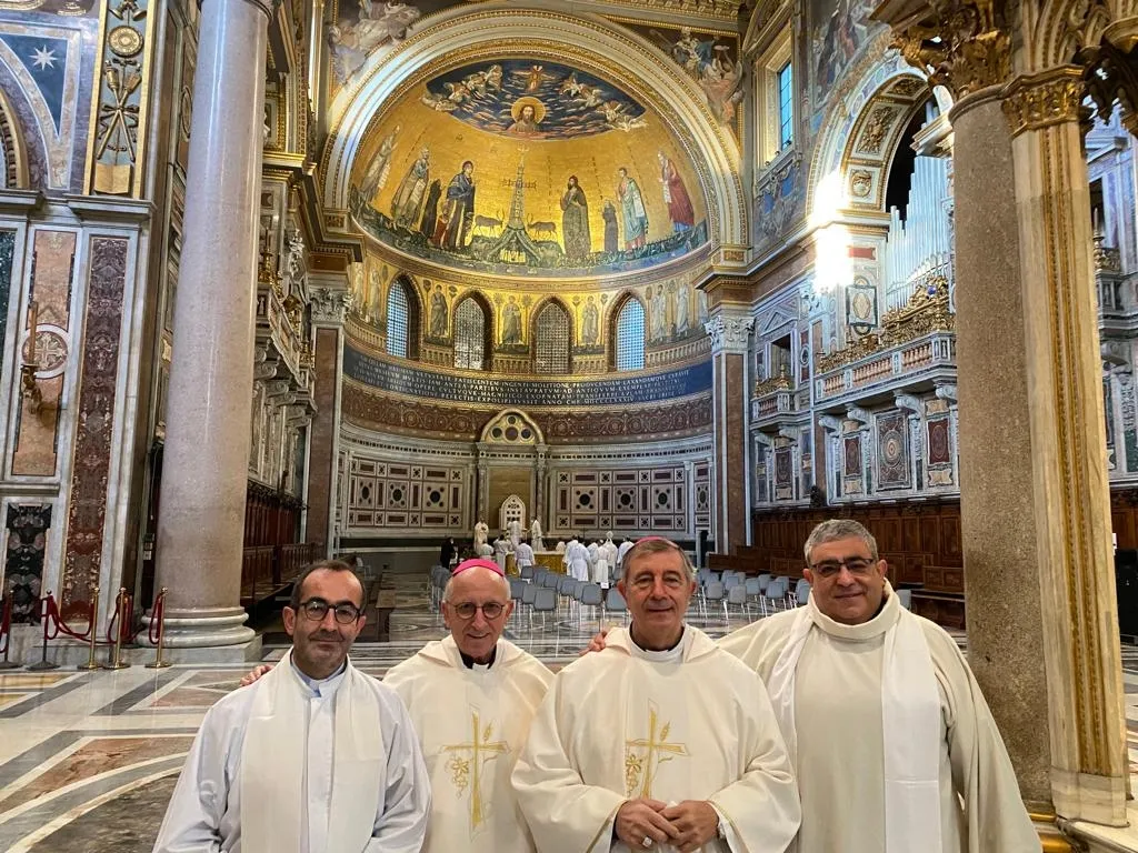 Foto 4 - Jos&eacute; Luis Retana y Gabriel &Aacute;ngel Cid asisten a su primera celebraci&oacute;n con el Papa