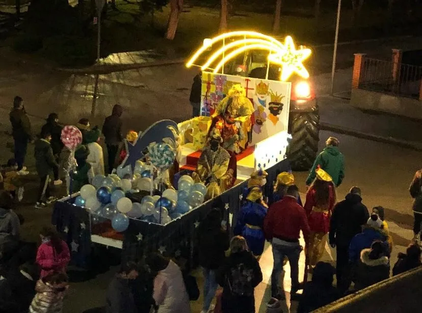 Foto 6 - Alegr&iacute;a tras la lluvia para recibir a los Reyes Magos en una animada Cabalgata en Villoria