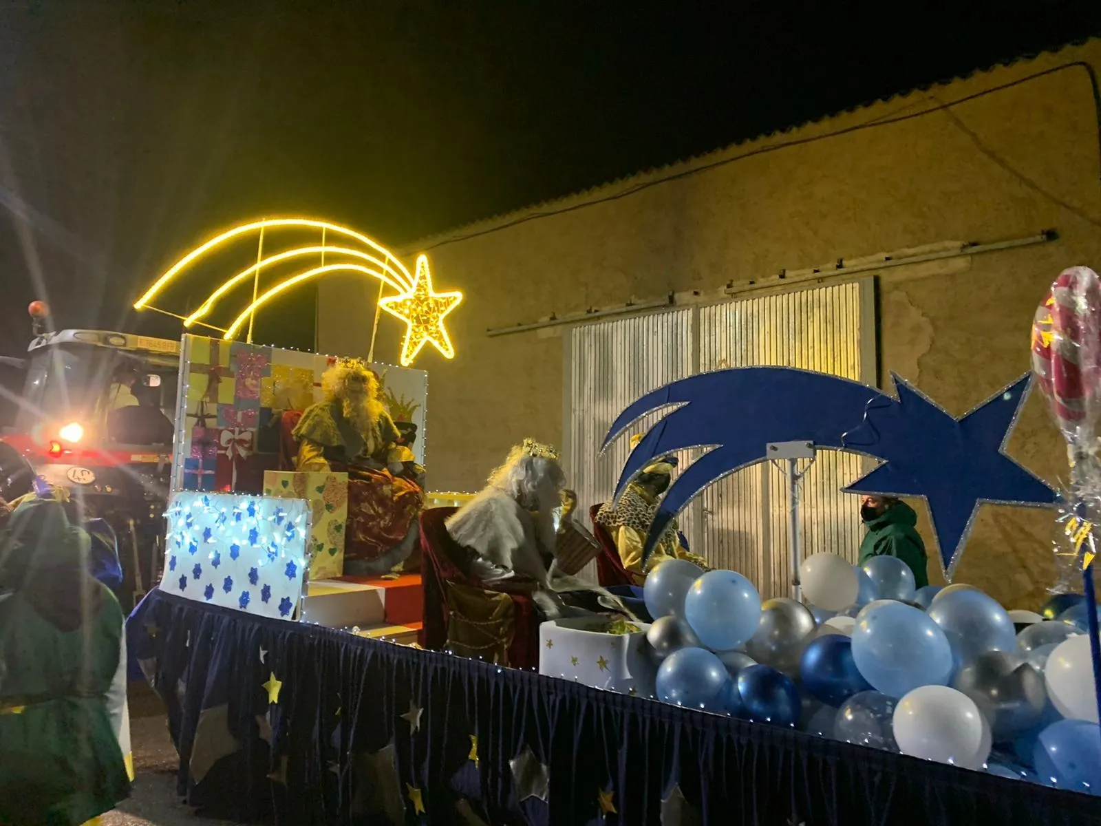 Foto 8 - Alegr&iacute;a tras la lluvia para recibir a los Reyes Magos en una animada Cabalgata en Villoria