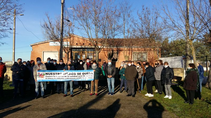 Foto 1 - El PSOE de Salamanca asiste en Boada a la concentración en protesta por el cierre del consultorio médico