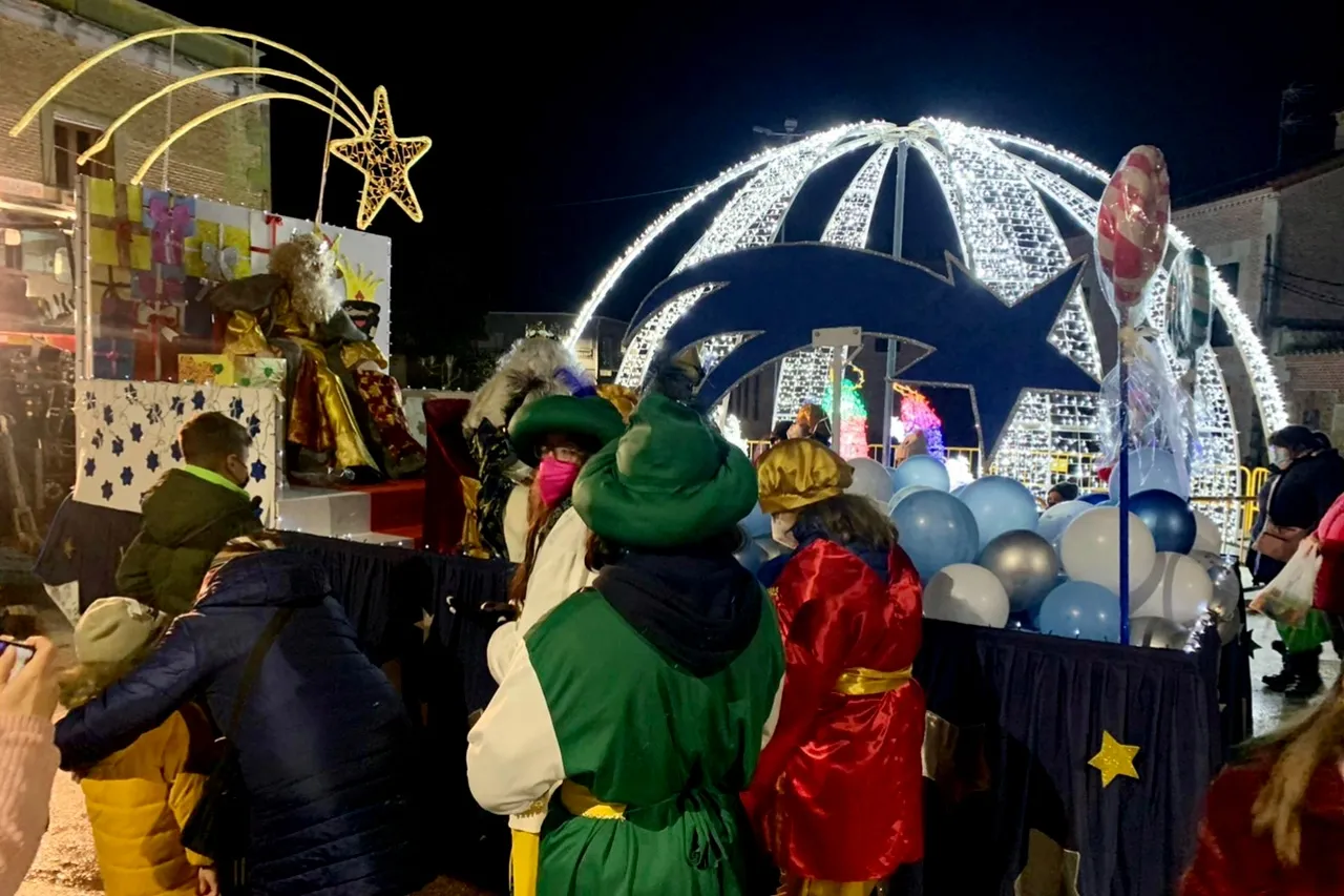 Foto 5 - Alegr&iacute;a tras la lluvia para recibir a los Reyes Magos en una animada Cabalgata en Villoria