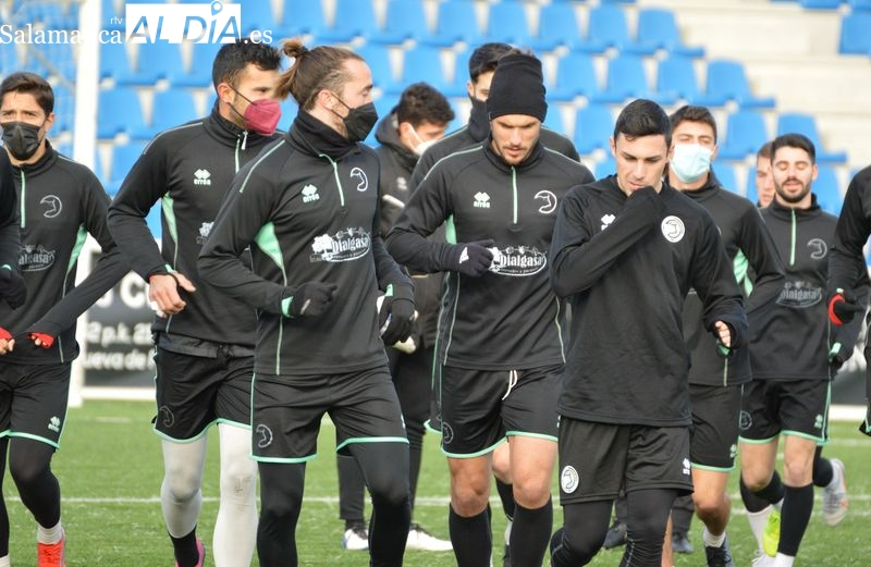 Los jugadores de Unionistas inician un entrenamiento en su estadio / Carlos Cuervo