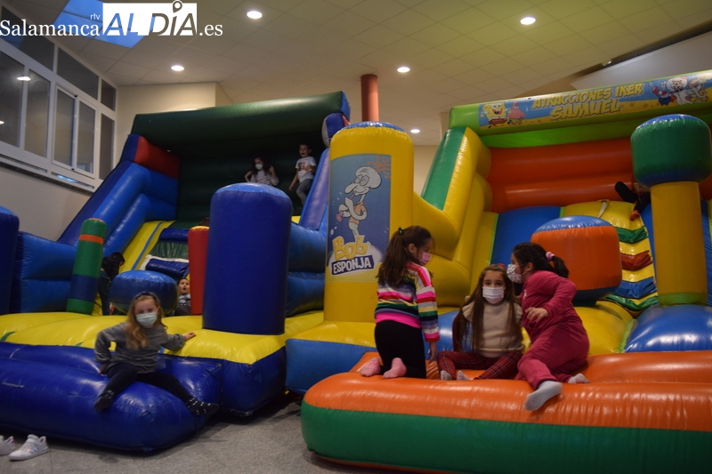 Los más pequeños de Terradillos han disfrutado de hinchables / Pedro Zaballos