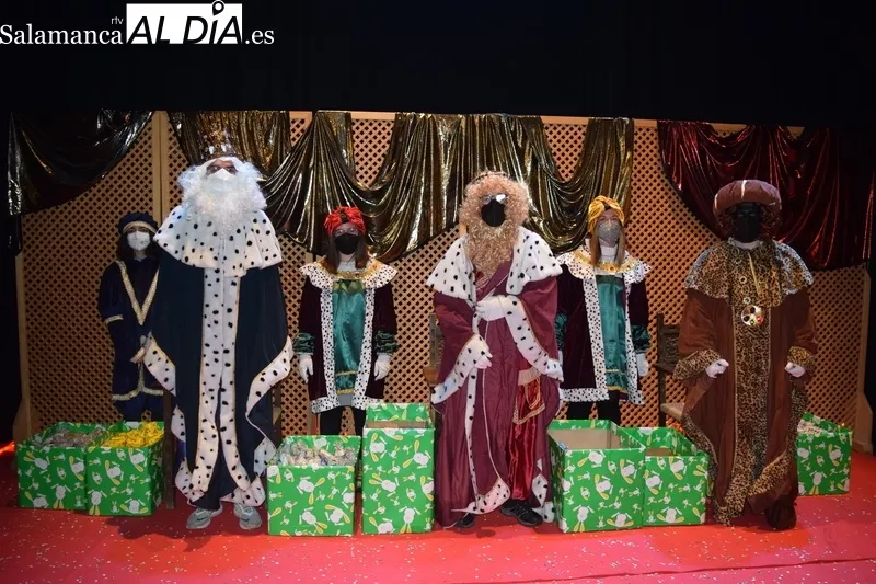 Recepción de los Reyes Magos en el teatro de Alba de Tormes / Pedro Zaballos