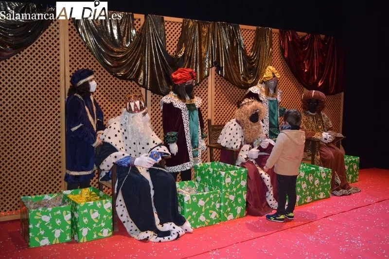 Recepción de los Reyes Magos en el teatro de Alba de Tormes / Pedro Zaballos