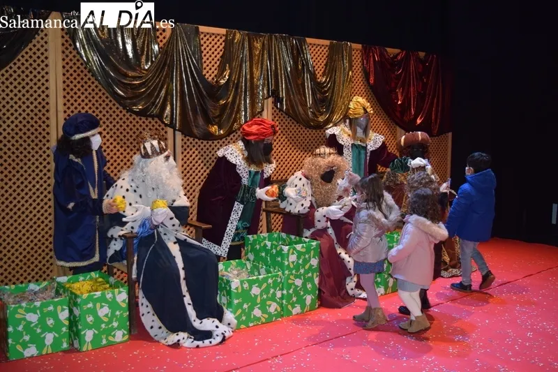 Recepción de los Reyes Magos en el teatro de Alba de Tormes / Pedro Zaballos