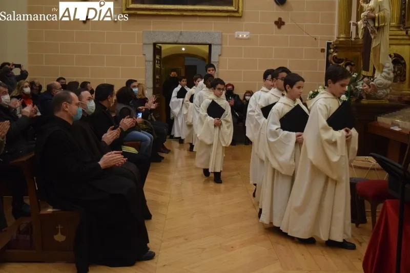 Foto 11 - Las voces de la Escolan&iacute;a del Valle de los Ca&iacute;dos brillan ante el sepulcro de Santa Teresa