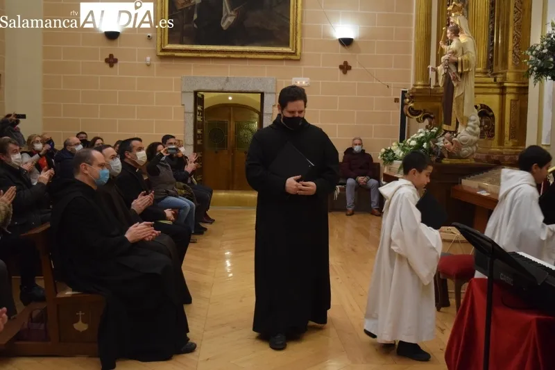 Foto 10 - Las voces de la Escolan&iacute;a del Valle de los Ca&iacute;dos brillan ante el sepulcro de Santa Teresa