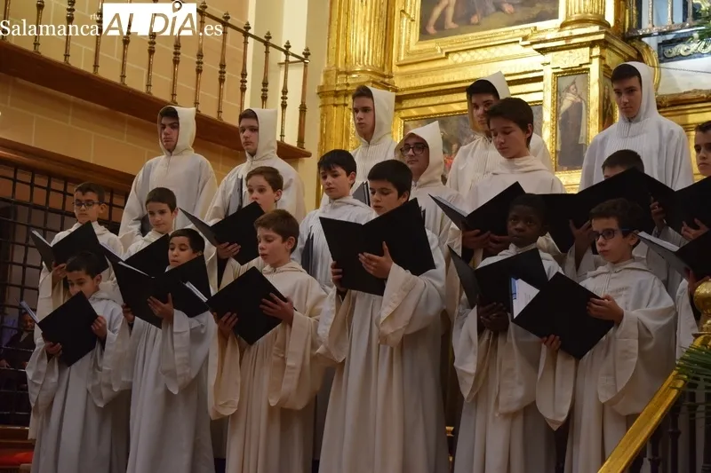Foto 9 - Las voces de la Escolan&iacute;a del Valle de los Ca&iacute;dos brillan ante el sepulcro de Santa Teresa