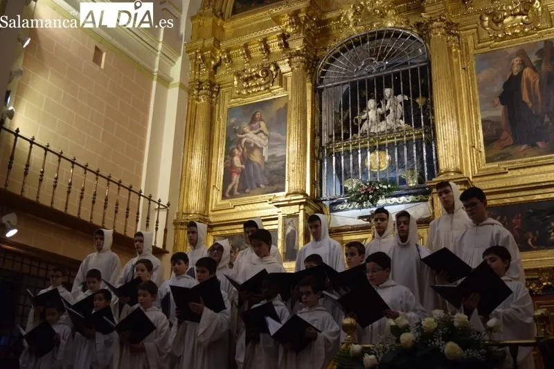 Foto 8 - Las voces de la Escolan&iacute;a del Valle de los Ca&iacute;dos brillan ante el sepulcro de Santa Teresa