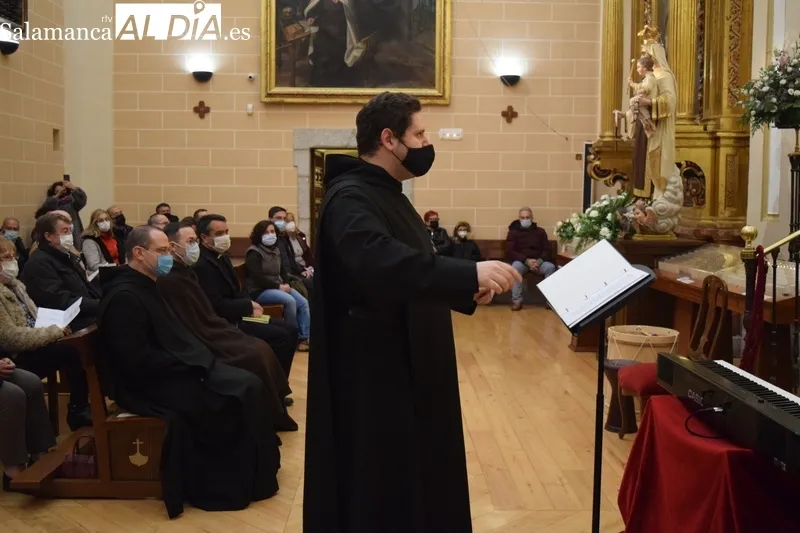Foto 7 - Las voces de la Escolan&iacute;a del Valle de los Ca&iacute;dos brillan ante el sepulcro de Santa Teresa