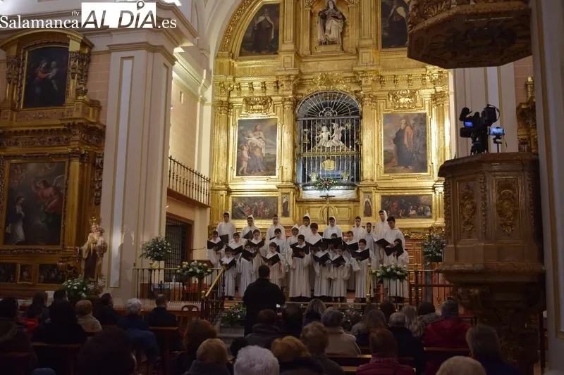 Foto 6 - Las voces de la Escolan&iacute;a del Valle de los Ca&iacute;dos brillan ante el sepulcro de Santa Teresa