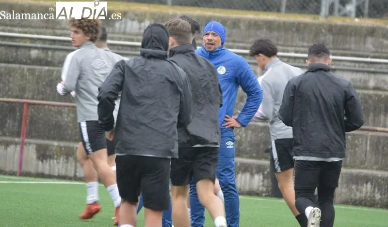 Carlos Valverde dirige el entrenamiento del Salamanca UDS 'B' / Fotos: Carlos Cuervo