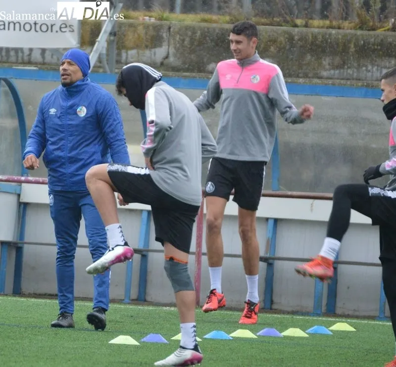 Carlos Valverde dirige el entrenamiento del Salamanca UDS 'B' / Fotos: Carlos Cuervo