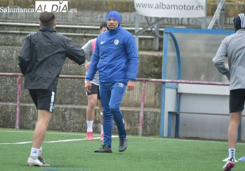 Carlos Valverde dirige el entrenamiento del Salamanca UDS 'B' / Fotos: Carlos Cuervo