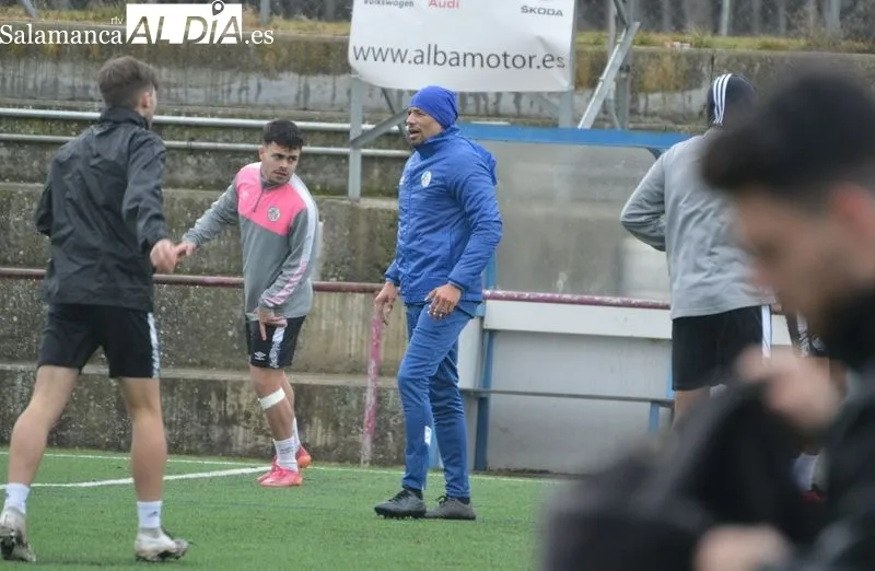 Carlos Valverde dirige el entrenamiento del Salamanca UDS 'B' / Fotos: Carlos Cuervo
