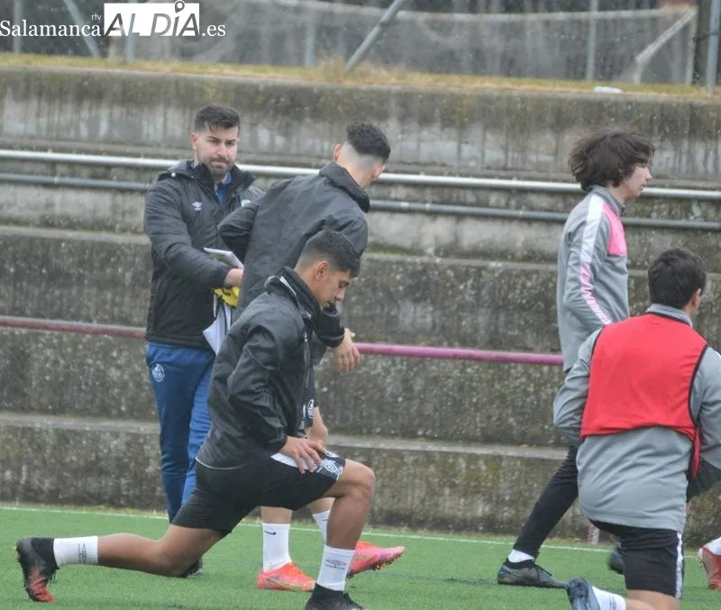 Carlos Valverde dirige el entrenamiento del Salamanca UDS 'B' / Fotos: Carlos Cuervo