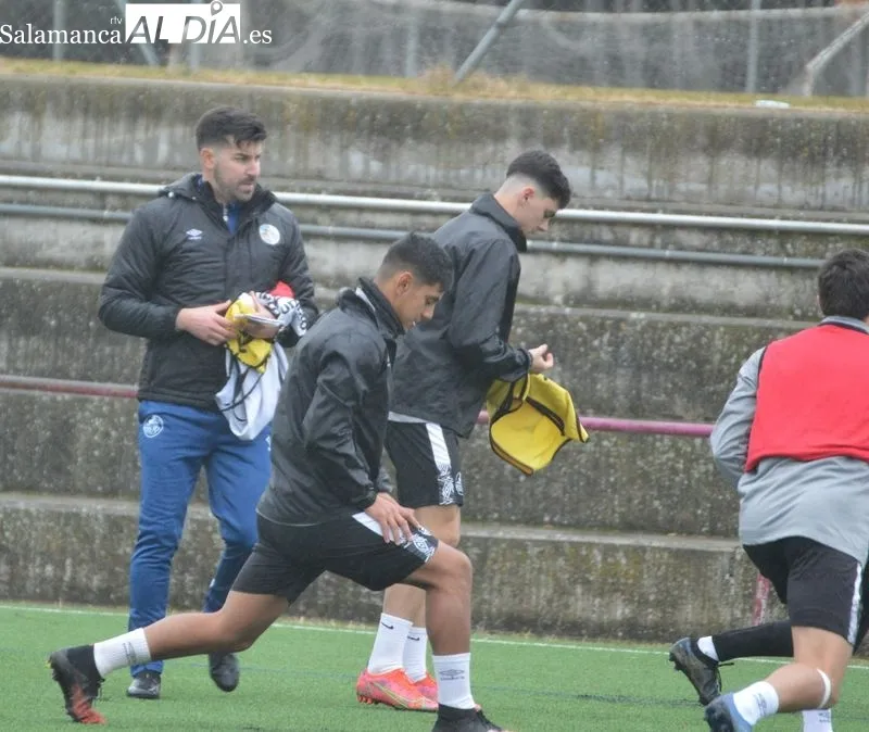 Carlos Valverde dirige el entrenamiento del Salamanca UDS 'B' / Fotos: Carlos Cuervo