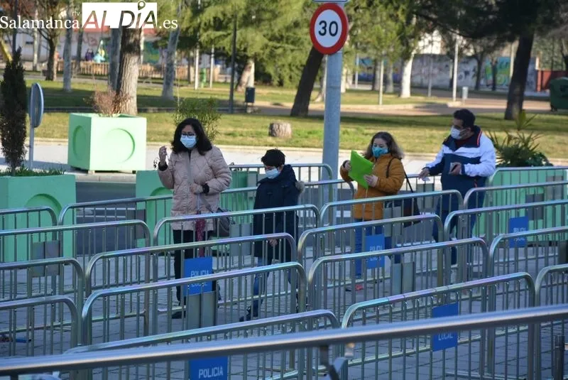 Menores acudiendo al Multiusos a la vacunación | Fotos: Vanesa Martins