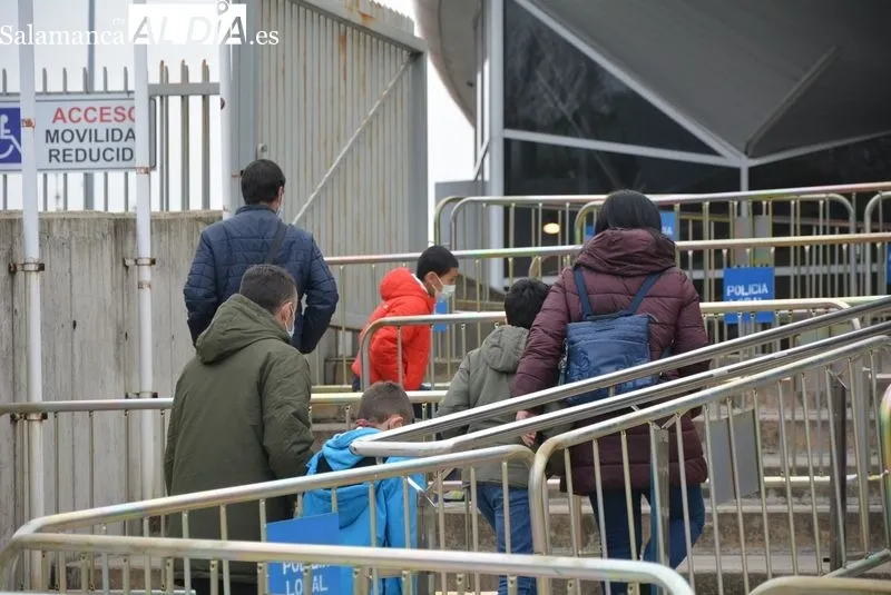 Menores acudiendo a la vacunación en el Multiusos | Fotos: Vanesa Martins
