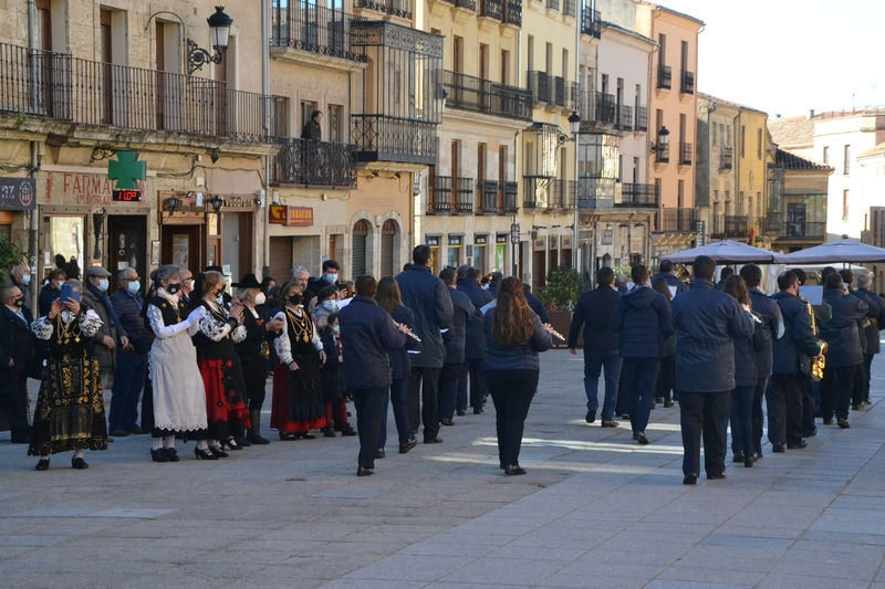 Foto 2 - Concurrido Día de San Sebastián con los debuts de Retana y de la Coral en plena procesión