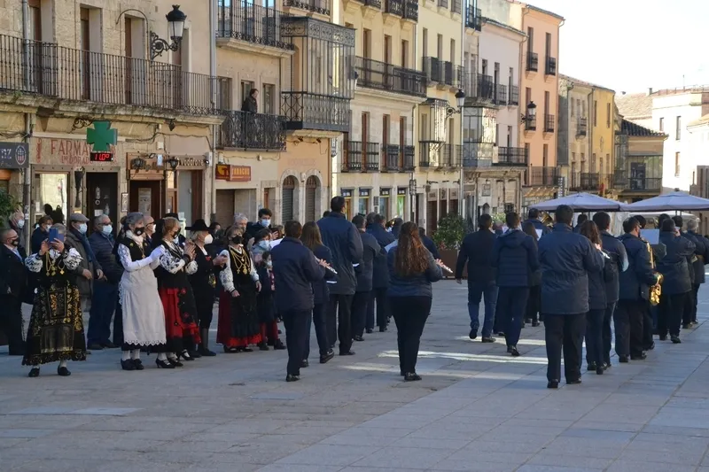 Foto 2 - Concurrido D&iacute;a de San Sebasti&aacute;n con los debuts de Retana y de la Coral en plena procesi&oacute;n