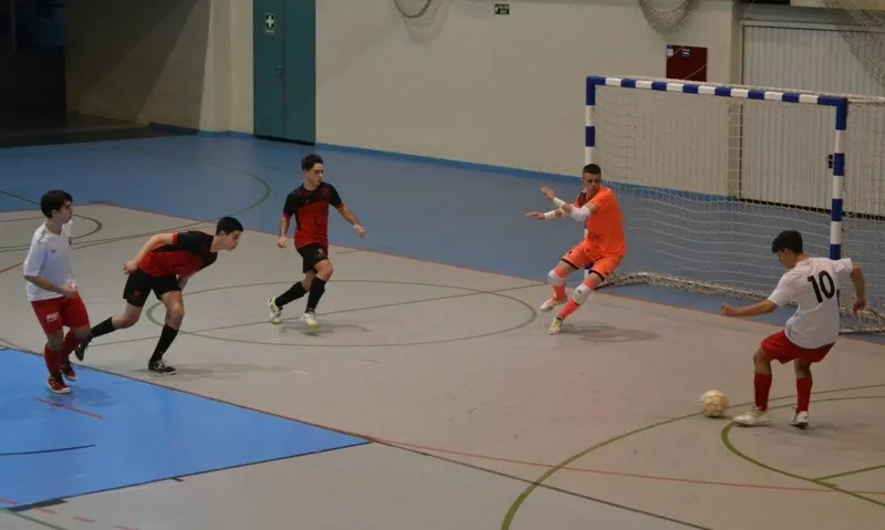 Foto 11 - El III Juvenil s&oacute;lo cede ante el 5 Coru&ntilde;a FS a bal&oacute;n parado en una gran tarde de todos los porteros