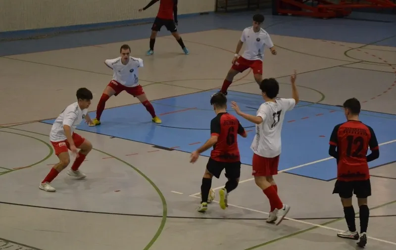 Foto 10 - El III Juvenil s&oacute;lo cede ante el 5 Coru&ntilde;a FS a bal&oacute;n parado en una gran tarde de todos los porteros