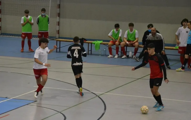Foto 8 - El III Juvenil s&oacute;lo cede ante el 5 Coru&ntilde;a FS a bal&oacute;n parado en una gran tarde de todos los porteros