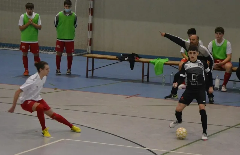 Foto 7 - El III Juvenil s&oacute;lo cede ante el 5 Coru&ntilde;a FS a bal&oacute;n parado en una gran tarde de todos los porteros