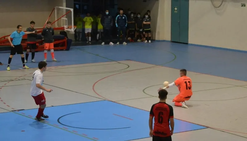 Foto 6 - El III Juvenil s&oacute;lo cede ante el 5 Coru&ntilde;a FS a bal&oacute;n parado en una gran tarde de todos los porteros