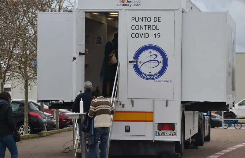 Foto 7 - En marcha la realizaci&oacute;n masiva de pruebas de ant&iacute;genos en una unidad m&oacute;vil