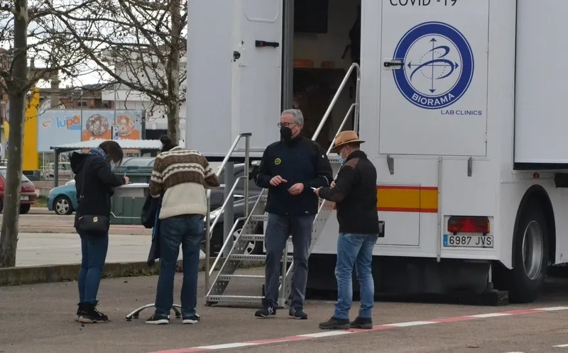 Foto 6 - En marcha la realizaci&oacute;n masiva de pruebas de ant&iacute;genos en una unidad m&oacute;vil