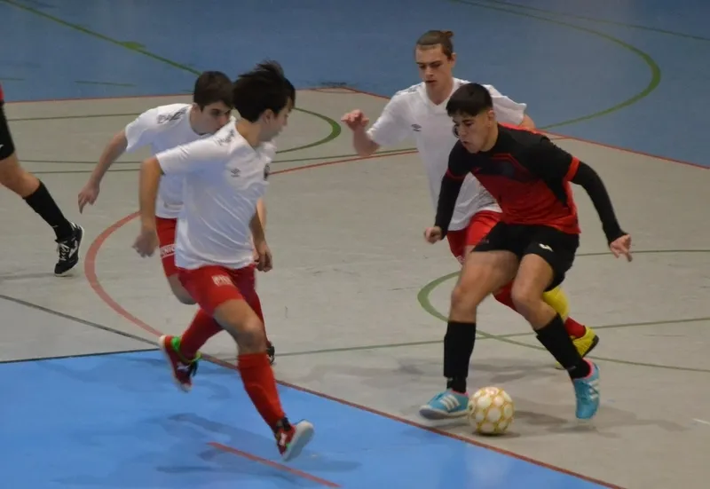 Foto 5 - El III Juvenil s&oacute;lo cede ante el 5 Coru&ntilde;a FS a bal&oacute;n parado en una gran tarde de todos los porteros
