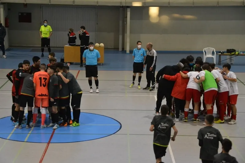 Foto 4 - El III Juvenil s&oacute;lo cede ante el 5 Coru&ntilde;a FS a bal&oacute;n parado en una gran tarde de todos los porteros