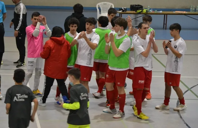 Foto 3 - El III Juvenil s&oacute;lo cede ante el 5 Coru&ntilde;a FS a bal&oacute;n parado en una gran tarde de todos los porteros