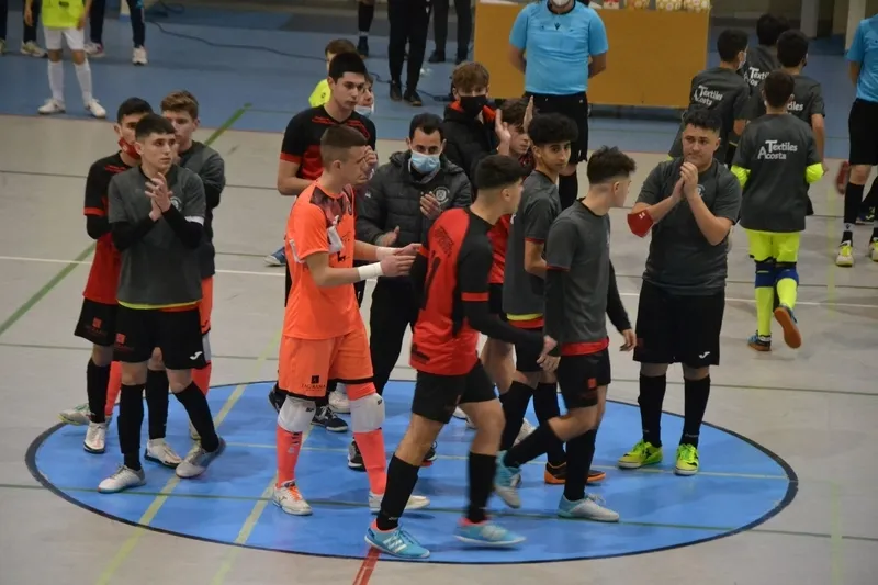 Foto 2 - El III Juvenil s&oacute;lo cede ante el 5 Coru&ntilde;a FS a bal&oacute;n parado en una gran tarde de todos los porteros