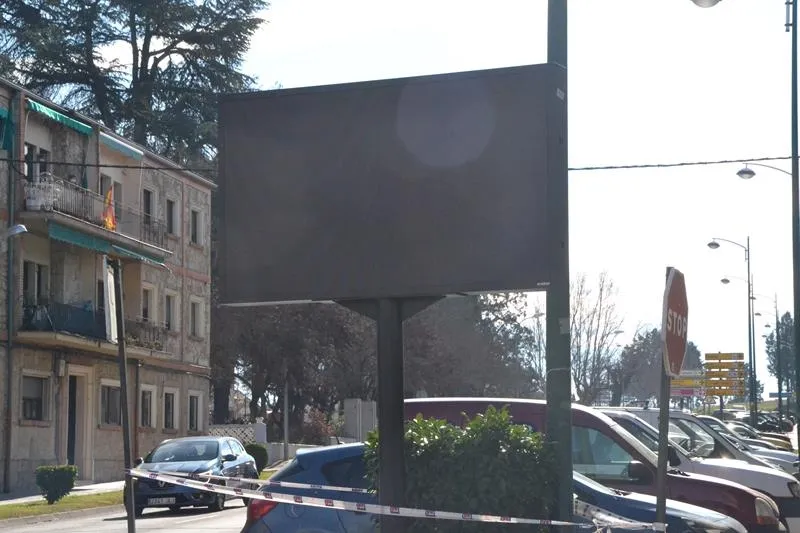 Foto 3 - Instaladas las pantallas que informar&aacute;n sobre la situaci&oacute;n del parking del Mercado de Abastos