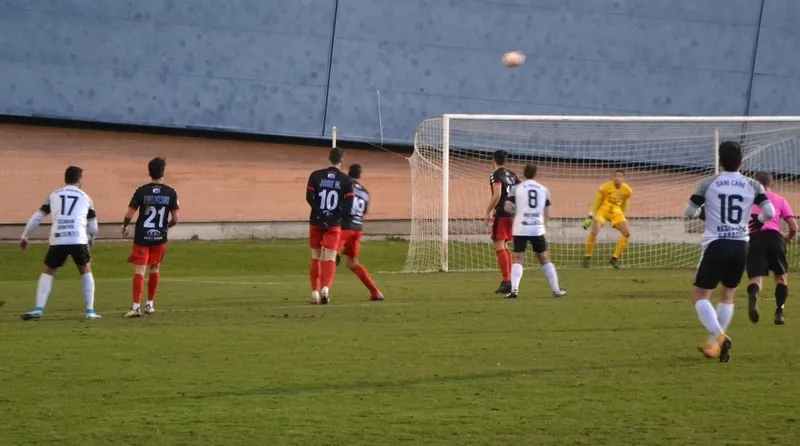 Foto 6 - Un gol a los 50&rdquo; condiciona el regreso a los campos del Ciudad Rodrigo tras un mes de par&oacute;n